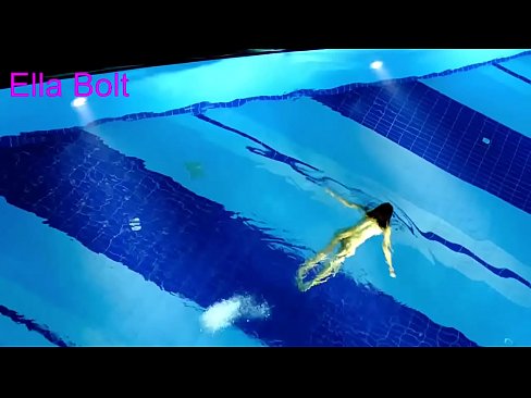 ❤️ म हेर्न रोक्न सक्दिन, जवान गोरा ELLA BOLT रिसोर्ट पूलमा नग्न पौडी खेल्दै समातियो ❤️ गुदा अश्लील  ❌